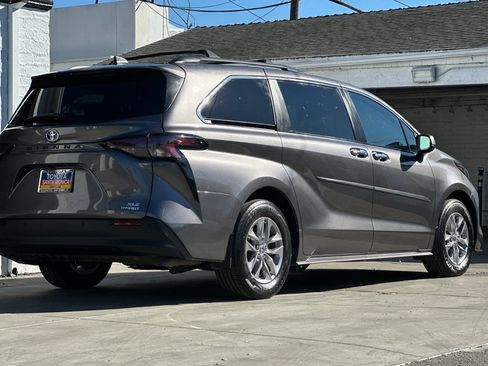 Used 2024 Toyota Sienna XLE image 4