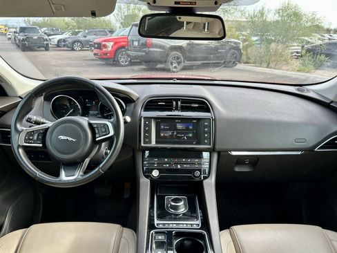 Used 2018 Jaguar F-PACE Prestige image 15