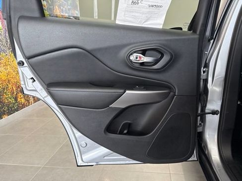 Used 2019 Jeep Cherokee Latitude Plus AWD/4WD image 36