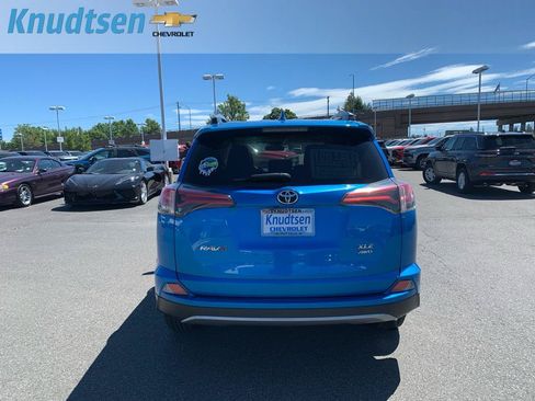 Used 2017 Toyota RAV4 XLE AWD/4WD image 6