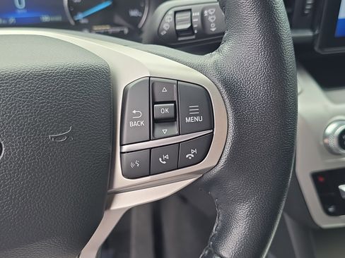 Used 2022 Ford Explorer XLT w/ Equipment Group 202A AWD/4WD image 32