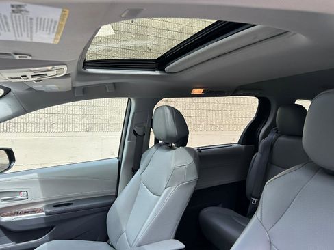 Used 2021 Toyota Sienna XLE image 11