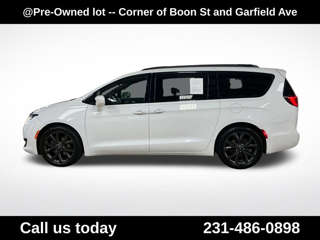 Used 2018 Chrysler Pacifica Touring-L Plus w/ S Appearance Package FWD image 2