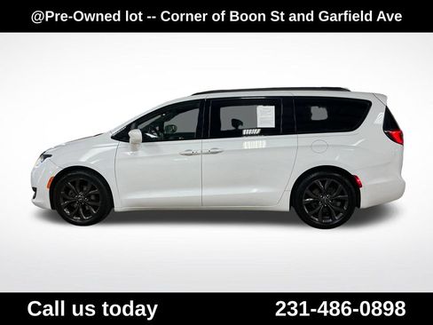 Used 2018 Chrysler Pacifica Touring-L Plus w/ S Appearance Package FWD image 2