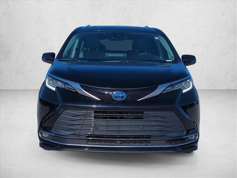 Certified 2021 Toyota Sienna Limited image 2