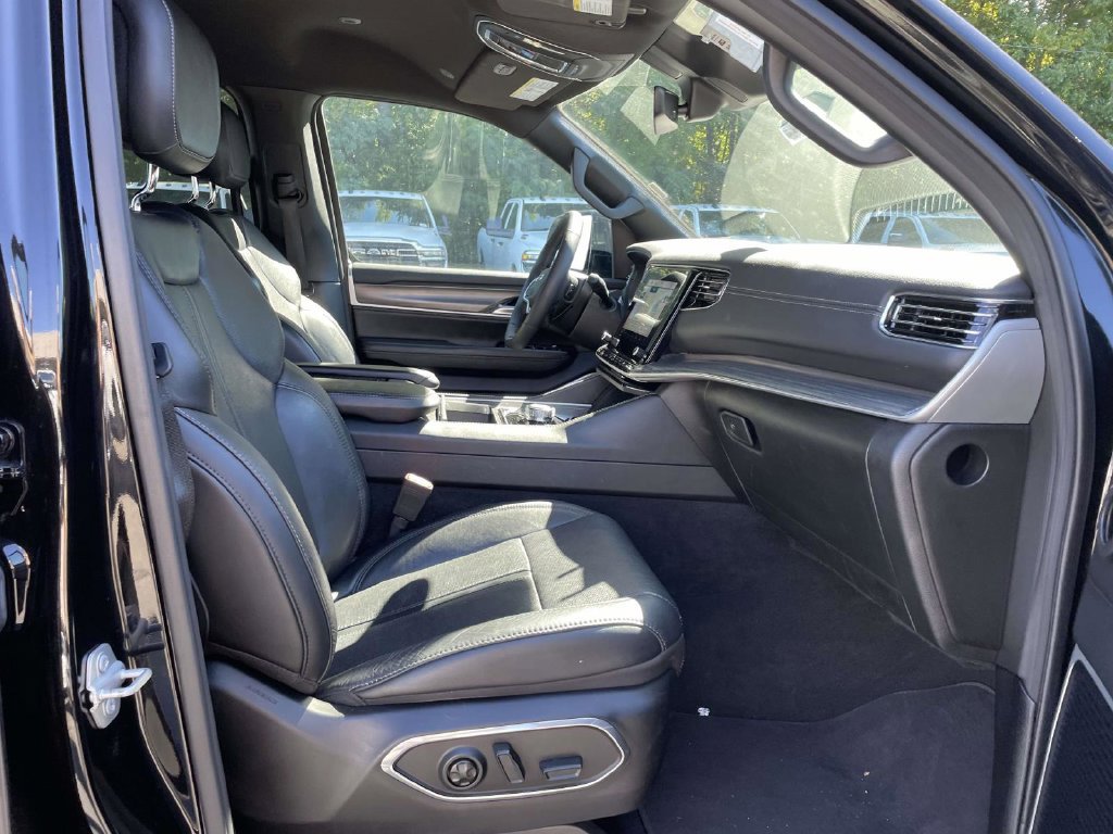 Certified 2024 Jeep Wagoneer L Series II w/ Flexible Seating Group AWD/4WD image 15