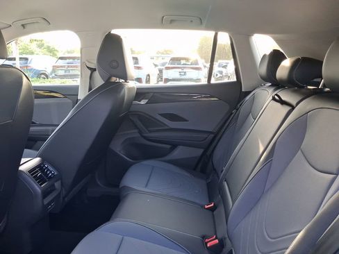 Certified 2025 Volkswagen Tiguan SE image 8