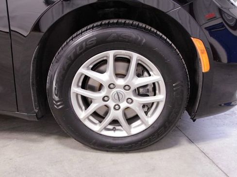 Used 2024 Chrysler Pacifica Touring-L image 11