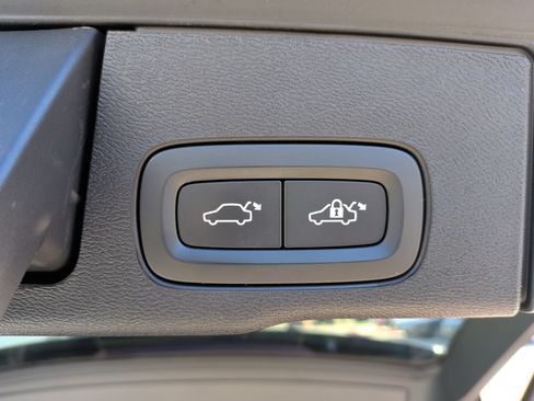 Used 2021 Volvo XC60 T5 Momentum image 36