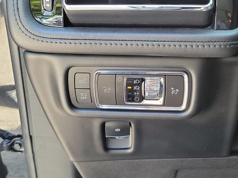Used 2023 Lincoln Nautilus FWD w/ Premium Package image 19