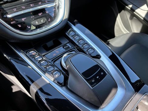 Used 2021 Aston Martin DBX image 24