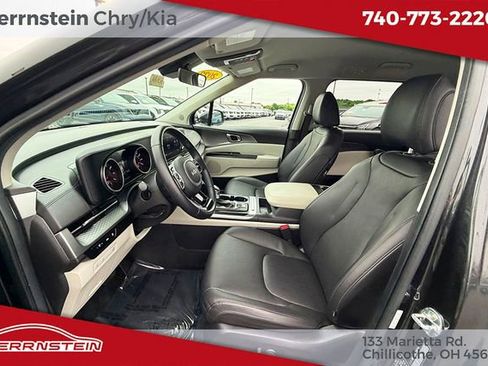 Used 2022 Kia Carnival LX FWD image 25