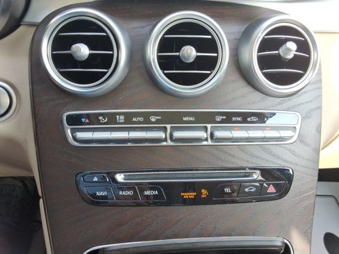 Used 2019 Mercedes-Benz GLC 300 4MATIC image 17