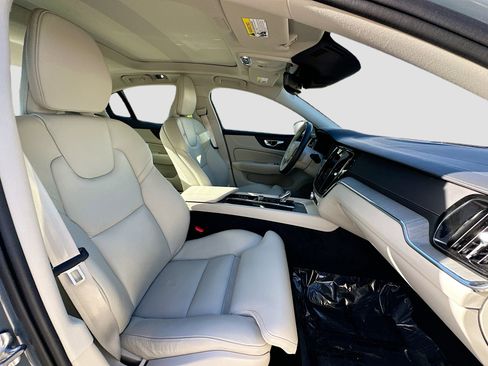 Used 2022 Volvo S60 B5 Inscription image 32