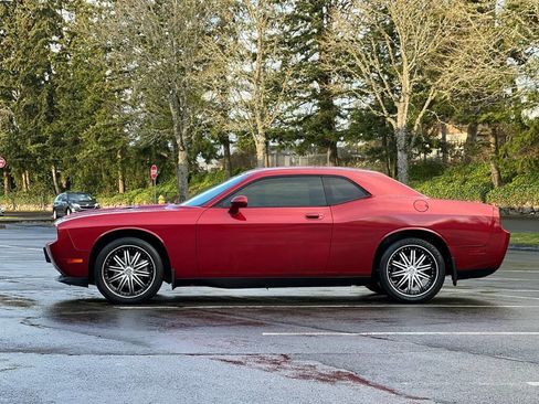Used 2010 Dodge Challenger SE image 2