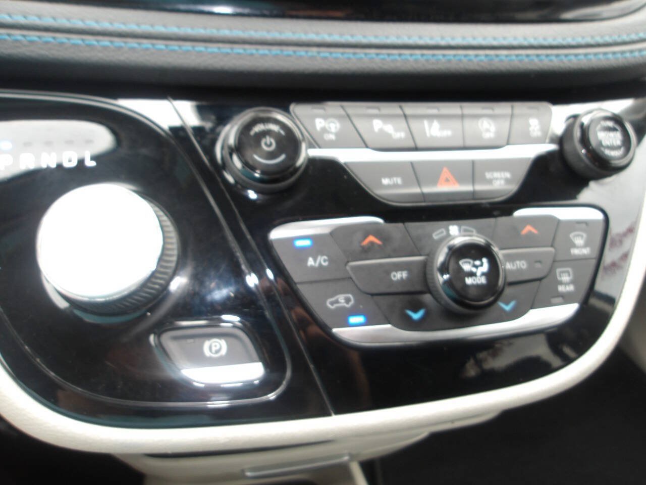 Used 2021 Chrysler Pacifica Touring-L w/ Uconnect Theater Family Group AWD/4WD image 16