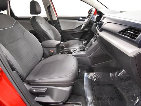 Used 2023 Volkswagen Taos SE w/ Panoramic Sunroof Package AWD/4WD image 19