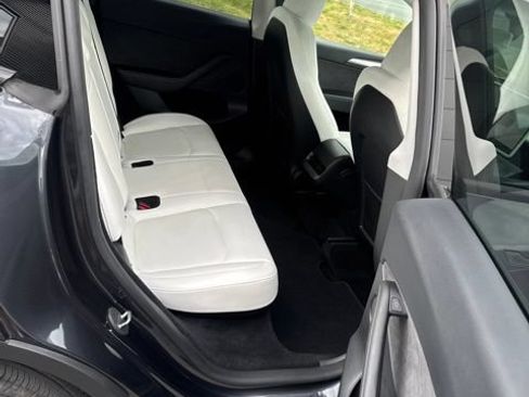 Used 2024 Tesla Model Y 2WD image 18