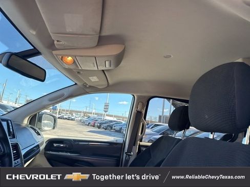 Used 2018 Dodge Grand Caravan SE w/ UConnect Hands-Free Group image 18