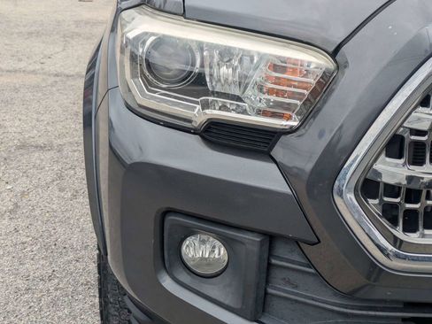 Used 2017 Toyota Tacoma TRD Sport w/ Tow Package AWD/4WD image 9