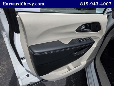 Used 2023 Chrysler Pacifica Touring-L FWD image 35
