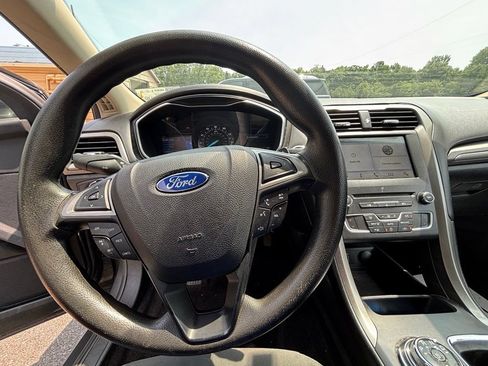 Used 2017 Ford Fusion SE w/ Fusion SE Technology Package FWD image 11