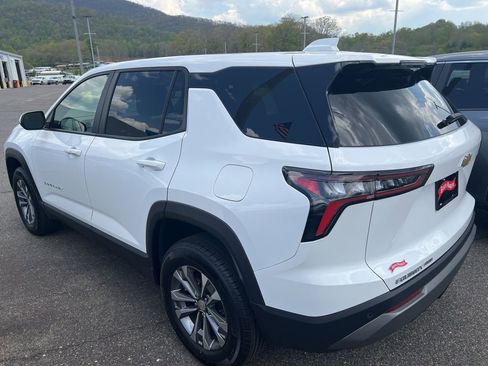 Used 2025 Chevrolet Equinox LT AWD/4WD image 2