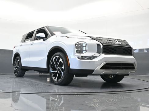 Used 2023 Mitsubishi Outlander SE image 72