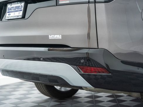 Used 2024 Land Rover Discovery Metropolitan Edition AWD/4WD image 9