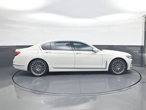 Used 2021 BMW 740i image 6