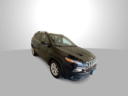 Used 2016 Jeep Cherokee Latitude FWD image 2