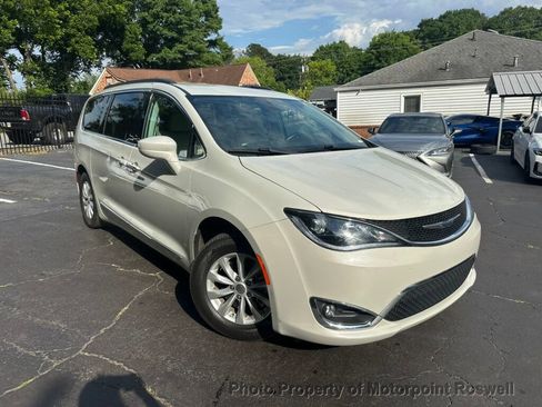 Used 2017 Chrysler Pacifica Touring-L FWD image 2