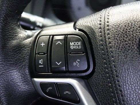 Used 2020 Toyota Sienna SE Premium w/ Nightshade Edition FWD image 13