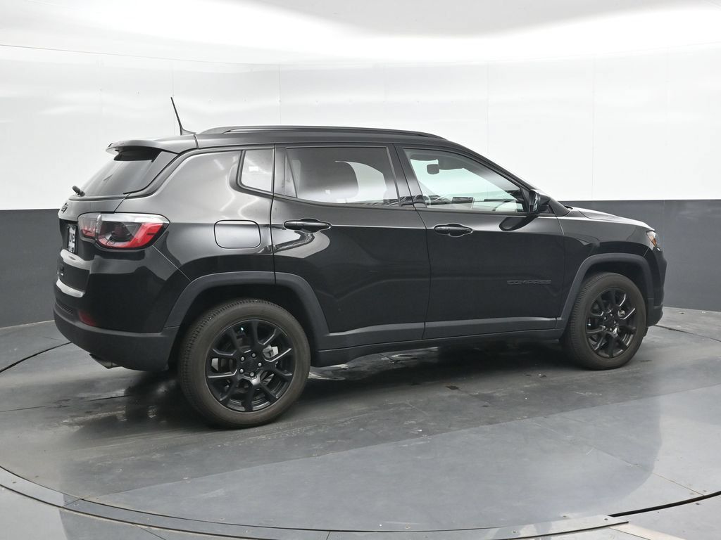 Used 2022 Jeep Compass Latitude w/ Convenience Group AWD/4WD image 3