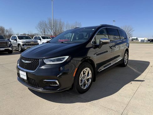 Used 2021 Chrysler Pacifica Limited w/ Premium & Safety Sphere Group AWD/4WD image 2