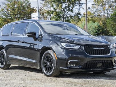 Used 2023 Chrysler Pacifica Touring-L