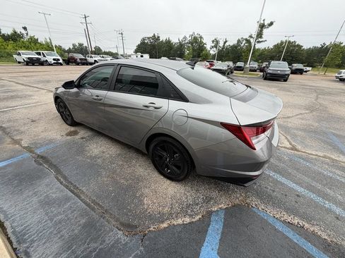 Used 2023 Hyundai Elantra Blue FWD image 5