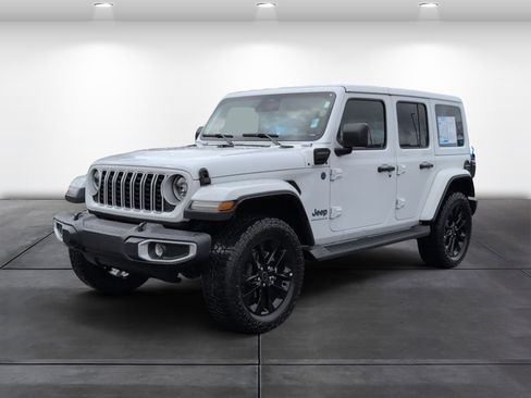 Used 2025 Jeep Wrangler Sahara 4xe image 3