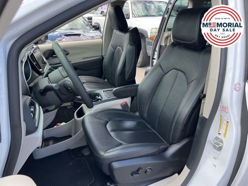 Used 2024 Chrysler Pacifica Touring-L FWD image 20