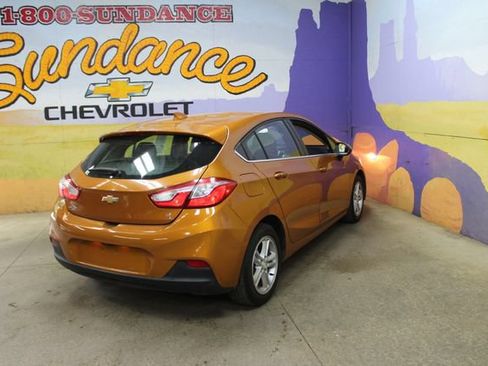 Used 2017 Chevrolet Cruze LT w/ LT Convenience Package FWD image 8