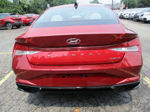 Used 2022 Hyundai Elantra Limited FWD image 18