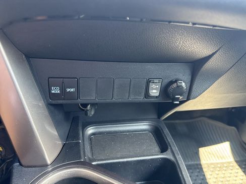 Used 2016 Toyota RAV4 XLE AWD/4WD image 25