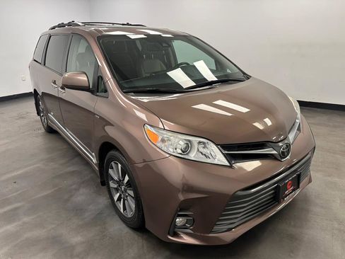 Used 2018 Toyota Sienna XLE w/ XLE Navigation Package image 9