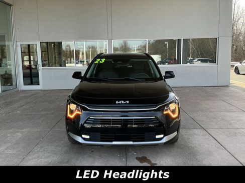 Used 2023 Kia Niro EX Touring image 2