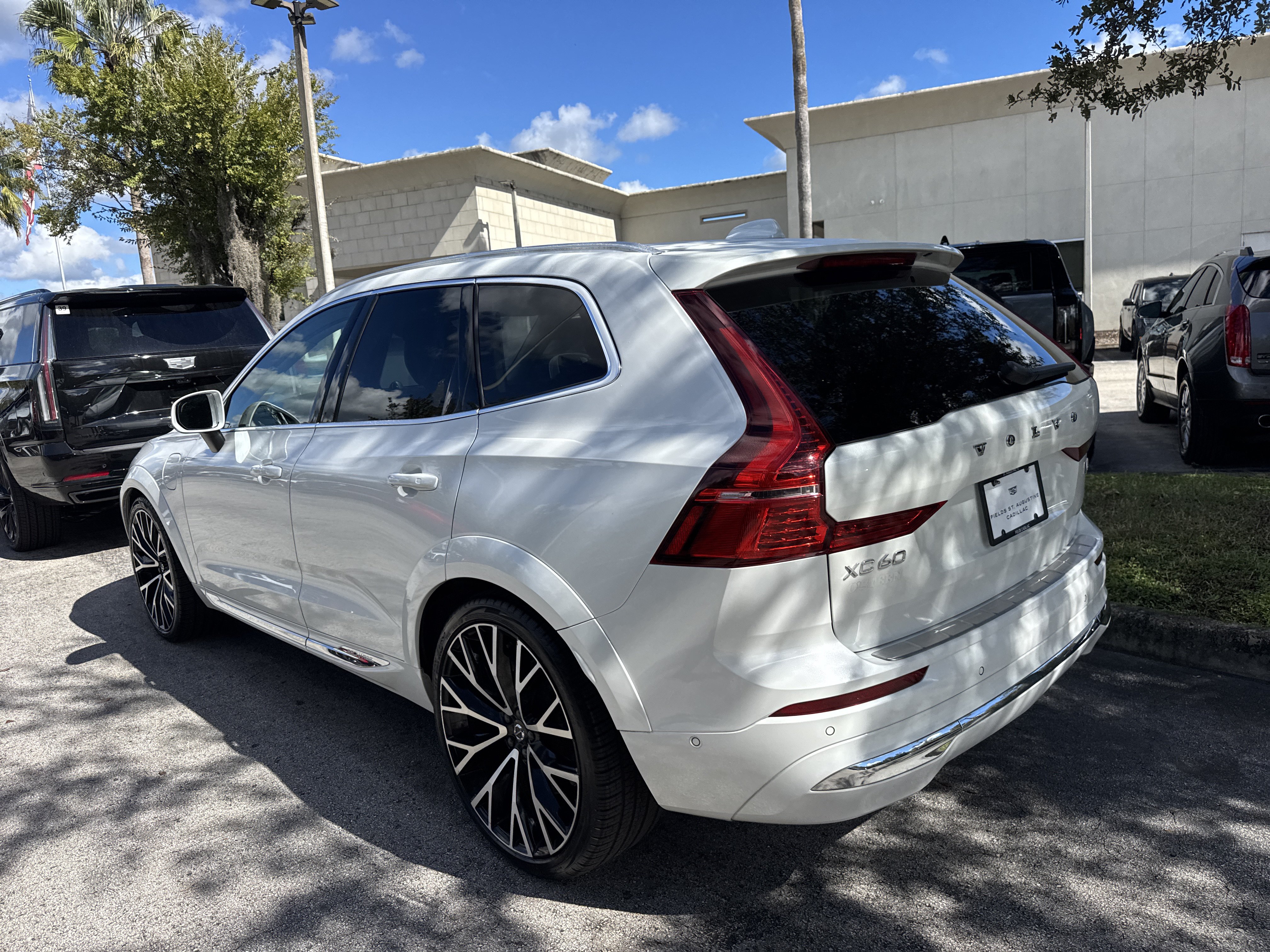 Used 2022 Volvo XC60 T8 Inscription w/ Advanced Package AWD/4WD image 2