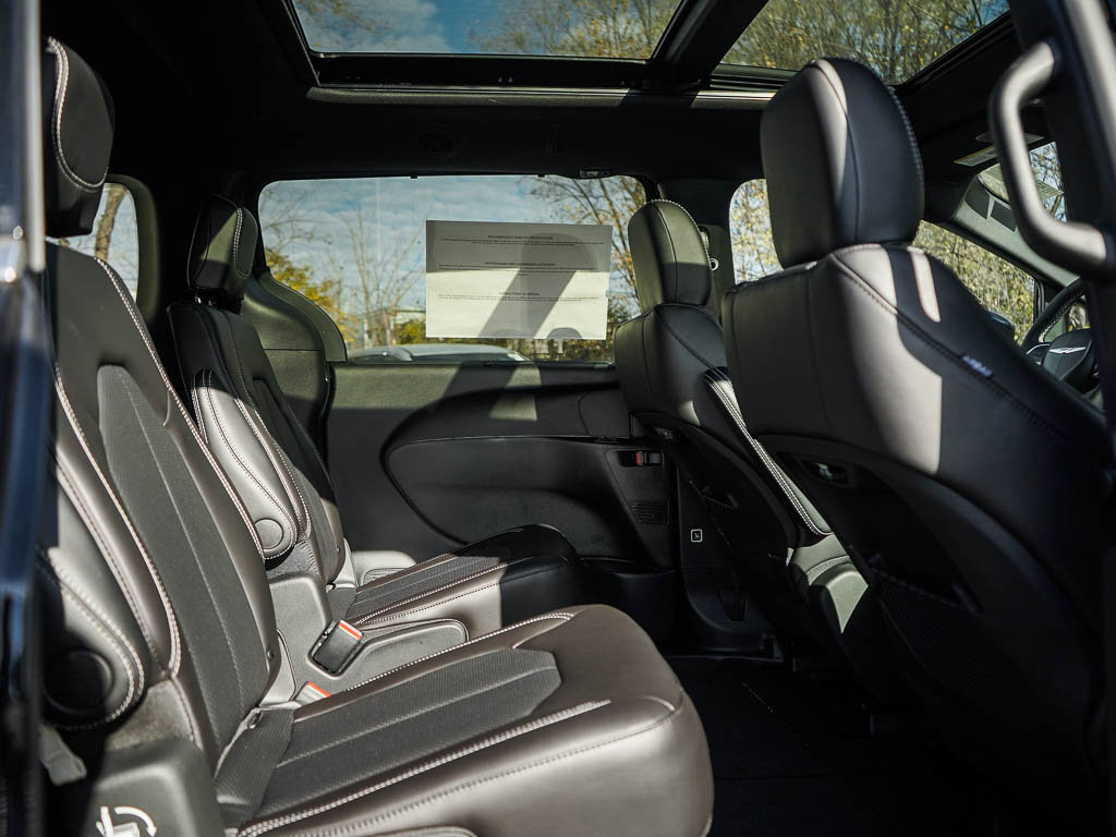 New 2026 Chrysler Pacifica Select AWD/4WD image 12