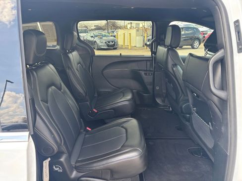 Used 2025 Chrysler Pacifica Select image 28