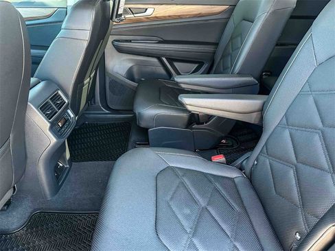 Used 2024 Volkswagen Atlas SE image 18