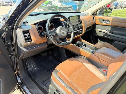 Used 2023 Nissan Pathfinder Platinum AWD/4WD image 2