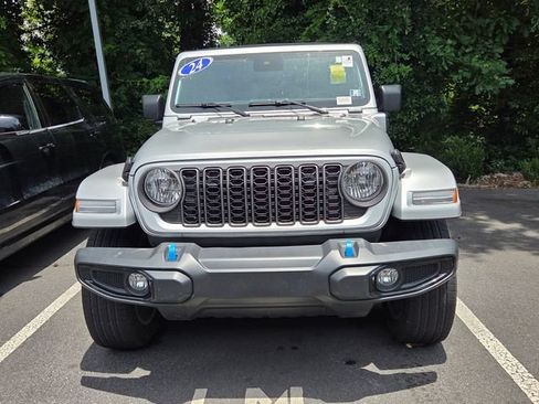 Used 2024 Jeep Wrangler Unlimited w/ Convenience Group AWD/4WD image 2
